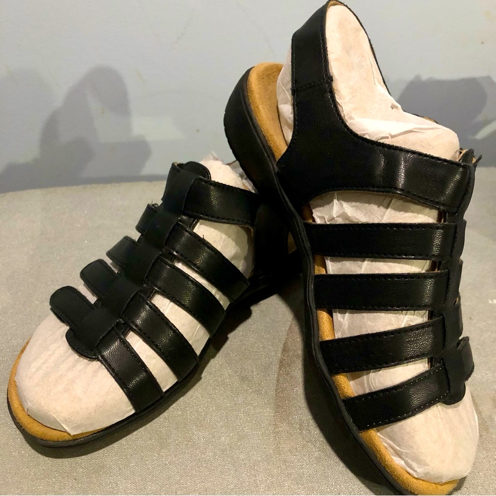 Trotters Velcro sandals